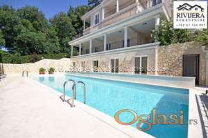 Trosoban stan sa pogledom na more u ekskluzivnom naselju Djenovici